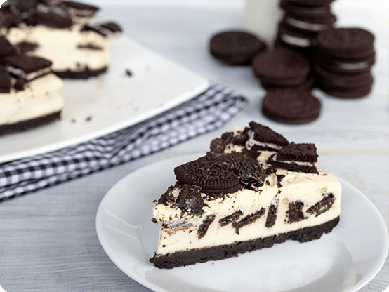 Oreo-Cheesecake auf einem Teller mit Oreo-Keksen als Topping