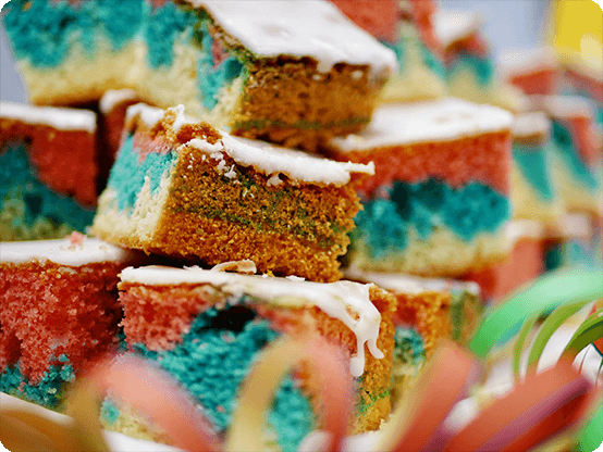Bunter Papageienkuchen mit Zuckerguss