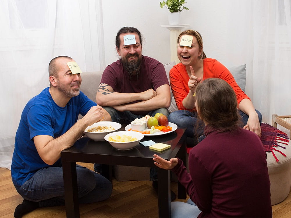 Gruppe von Menschen spielt das Spiel 