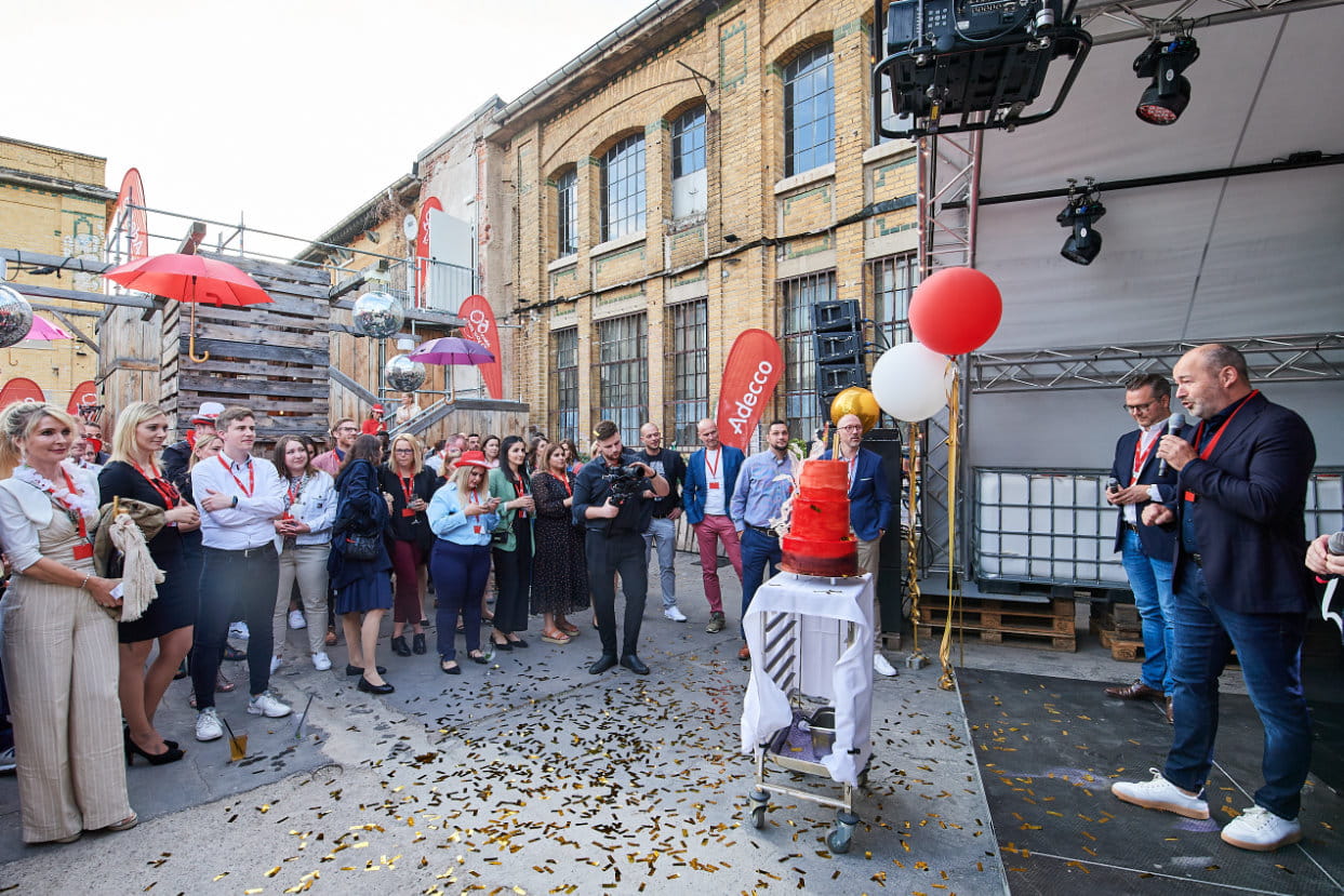 geburtstagsfeier-von-adecco-mit-mitarbeiter-torte-und-bühne