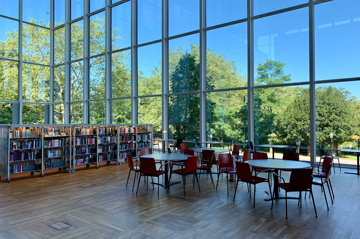 bibliothek-mit-großen-fenstern-und-arbeitsbereich-adecco