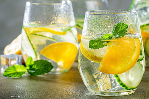 Wasser mit Zitronen und Gurken.