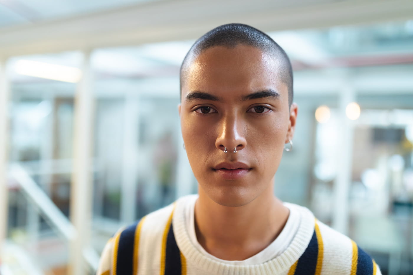 Junger Mann der Generation Z auf der Arbeit
