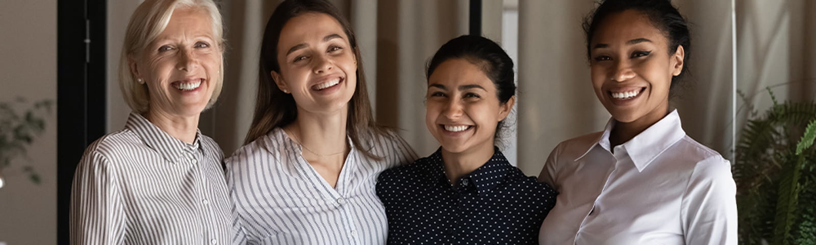 Vier Frauen unterschiedlicher Generationen