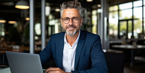 business-consultant-freundlicher-mann-arbeitet-am-laptop-im-buero-adecco