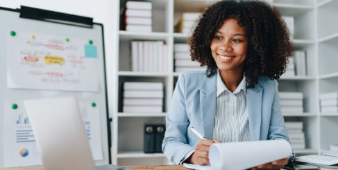 perm-consultant-freudliche-frau-mit-whiteboard-im-buero-adecco