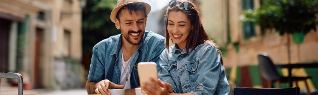 Paar im Cafe sucht nach neuen Jobangeboten
