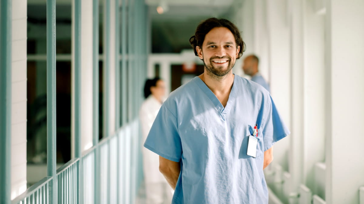 Krankenpfleger lächelt