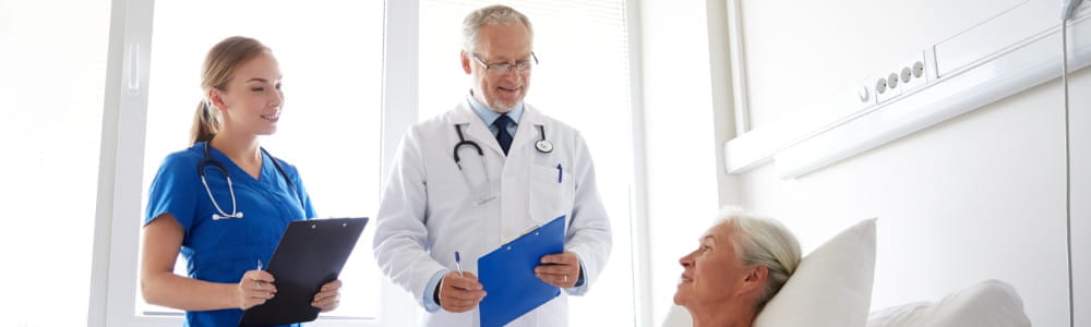 Medizinisches Personal in einem Krankenhauszimmer