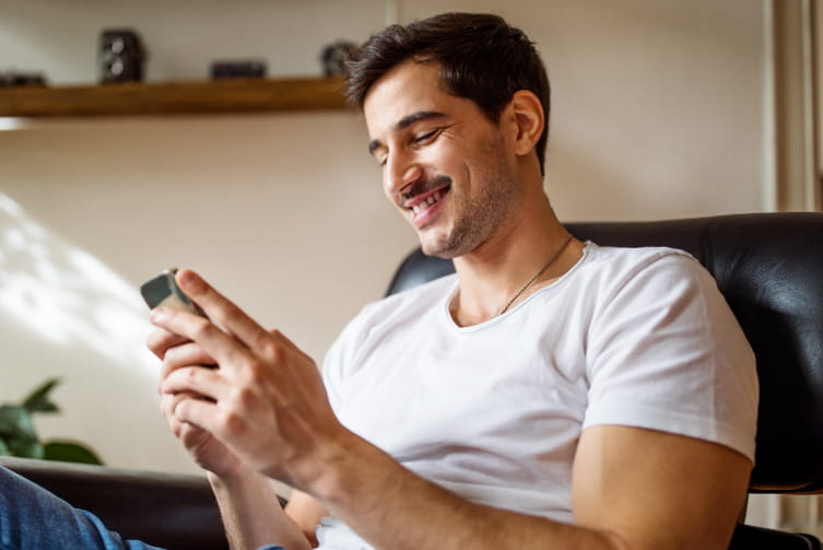 Mann am Smartphone