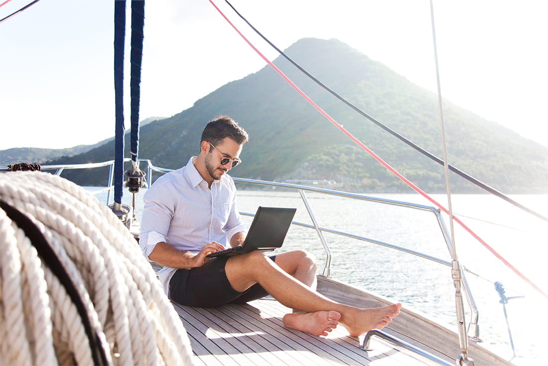 mann-arbeitet-auf-yacht